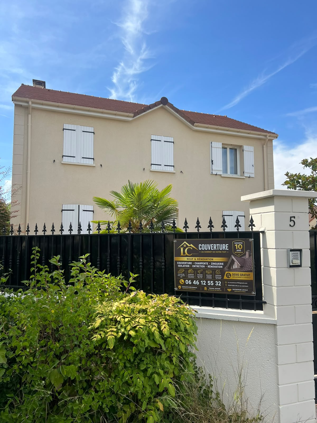 Chantier LC Couverture - panneau et façade d'une maison rénovée à Pontoise